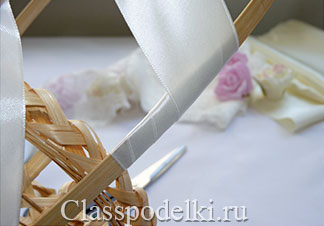 Фото мастер-класса по декорированию свадебной корзины для лепестков роз.