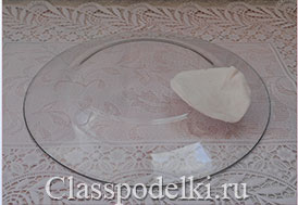 Фото мастер-класса по изготовлению декоративной тарелки в технике выполнения: обратный декупаж по стеклянной поверхности.