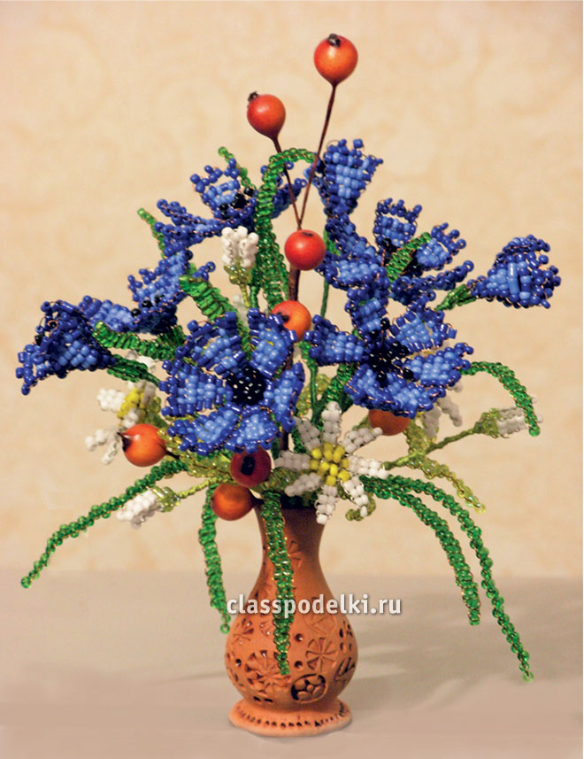 букетик полевых цветов с васильками и ромашками из бисера