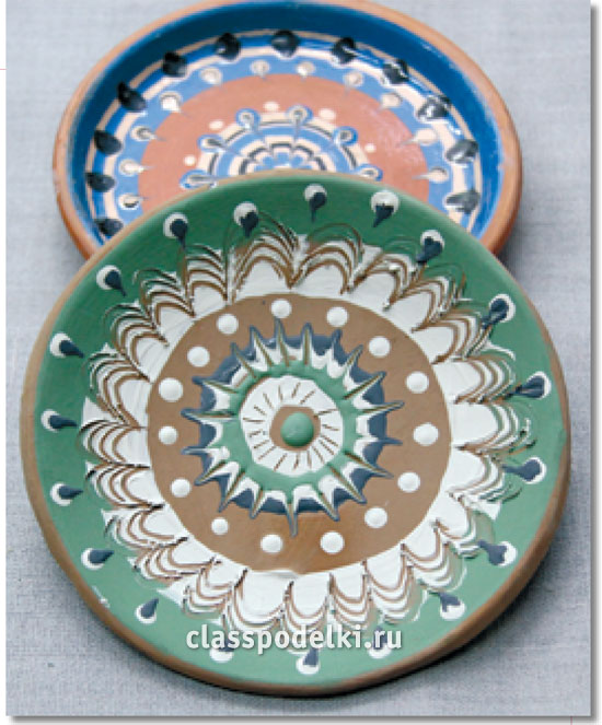 Сувенирная тарелка, из формованого пласта глины с отделкой фляндровкой.