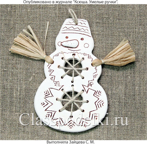 Керамический «пряник» в виде снеговика на новогоднюю елку.
